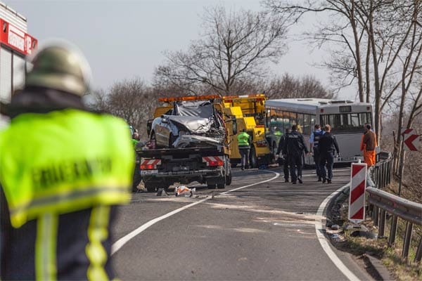 Schwerer Busunfall auf der B266 bei Bad Neuenahr-Ahrweiler in Rheinland-Pfalz: Ein 84 Jahre alter Mercedes-Fahrer kracht in einer Kurve in einen entgegenkommenden Linienbus. Schwerer Busunfall auf der B266 bei Bad Neuenahr-Ahrweiler in Rheinland-Pfalz: Ein 84 Jahre alter Mercedes-Fahrer kracht in einer Kurve in einen entgegenkommenden Linienbus.