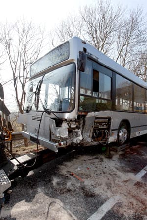 Der Busfahrer wird bei dem Unfall schwer verletzt. Zum Glück befinden sich während der Kollision keine Fahrgäste in dem Bus. Der Busfahrer wird bei dem Unfall schwer verletzt. Zum Glück befinden sich während der Kollision keine Fahrgäste in dem Bus.