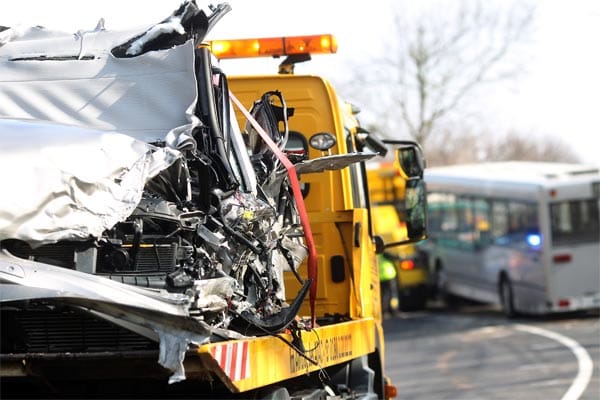 Besonders schlimm sind die Verletzungen bei dem älteren PKW-Fahrer. Der Mann gerät offenbar mit seinem Wagen in der Kurve auf die Gegenfahrbahn der Bundesstraße. Besonders schlimm sind die Verletzungen bei dem älteren PKW-Fahrer. Der Mann gerät offenbar mit seinem Wagen in der Kurve auf die Gegenfahrbahn der Bundesstraße.
