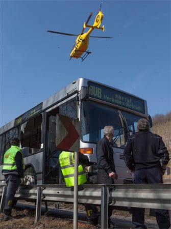 Ein Rettungshubschrauber bringt den Schwerverletzten ins Krankenhaus. Ein Rettungshubschrauber bringt den Schwerverletzten ins Krankenhaus.