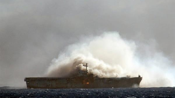 US-Marine versenkt ihre eigenen Schiffe US-Marine versenkt ihre eigenen Schiffe