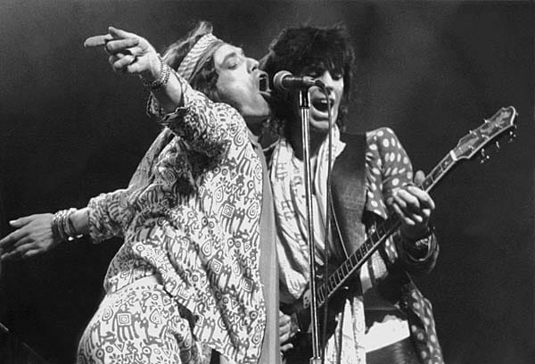 In den 70er Jahren gingen die Rolling Stones auch mehrmals auf Welt-Tournee. Dieses Bild zeigt Mick Jagger und Keith Richards bei einem Auftritt in Zürich am 16. Juni 1976.