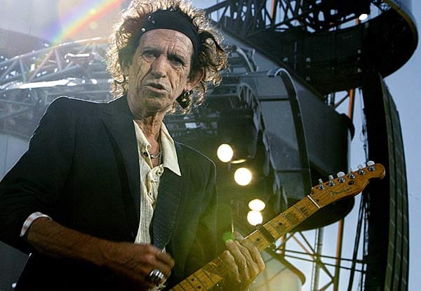 Sichtlich in die Jahre gekommen - Stones-Gitarrist Keith Richards 2006 bei einem Konzert im Münchner Olympiastadion. Ans Aufhören denkt der 68-Jährige trotzdem nicht.