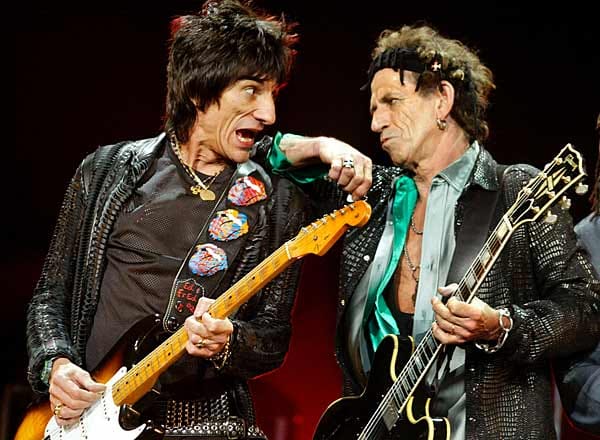 Die beiden Stones-Gitarristen Ron Wood und Keith Richards 2002 bei einem Konzert an Halloween in Los Angeles. Großartig verkleiden mussten sich die Rockstars nicht. Ihr üblicher Kleidungsstil ist Kostümierung genug.