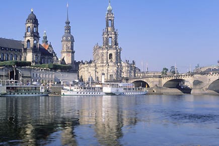 Schloss, Hofkirche und Semperoper an der Elbe