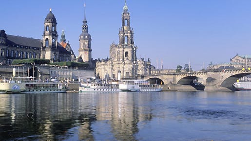 Schloss, Hofkirche und Semperoper an der Elbe