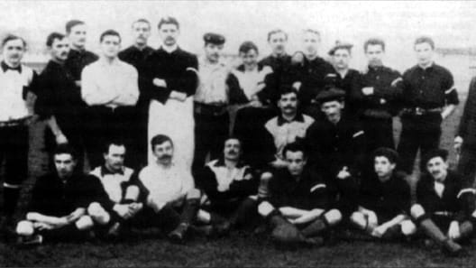 1898: Zehn Jahre vor dem ersten offiziellen deutschen Länderspiel bestreiten acht Berliner und je ein Hamburger, ein Straßburger und ein Karlsruher Spieler das Ur-Länderspiel. Frankreich unterliegt am 12. Dezember in Paris mit 0:7. In der Elf der Gastgeber aber stehen neun Engländer. In der deutschen spielt Walther Bensemann, der 1900 ein Motor bei der Gründung des DFB wurde.