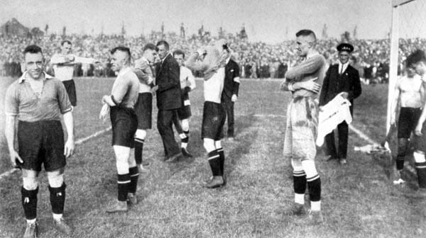 1922: Vier Stunden und 59 Minuten lang bemüht sich der Hamburger SV in zwei Finalspielen darum, Meister 1. FC Nürnberg zu entthronen. Dann bricht Schiedsrichter den HSV zum Sieger. Der DFB bestätigt das Urteil seines späteren Chefs. Der HSV aber lehnt den geschenkten Titel ab. Wie schon 1904 gibt es keinen Deutschen Meister.