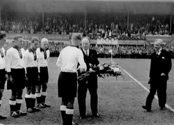 1936: Da ist ein Mal der Führer zugegen - und dann das: Deutschlands Hoffnung auf olympisches Fußball-Gold in der Hauptstadt Berlin endet am 7. August durch ein 0:2 gegen Norwegen. Einer von 55.000 Zuschauern ist Adolf Hitler. Er erscheint nie mehr beim Fußball. So verpasst der Diktator auch die erfolgreiche deutsche Revanche ein Jahr später. Am 24. Oktober 1937 strömen 100.000 Fans ins Olympiastadion. Diesmal ist der Olympia-Dritte Norwegen favorisiert. Die DFB-Elf aber gewinnt mit 3:0.