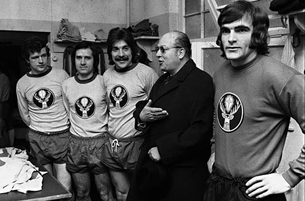 1973: Am 24. März führt Eintracht Braunschweig die Trikotwerbung in der Bundesliga ein. Der berühmte "Jägermeister"-Hirsch prangt fortan über ein Jahrzehnt lang von der gelb-blauen Brust. Der DFB muss nachgeben, weil Initiator Günter Mast geschickt dessen Statuten umgeht.