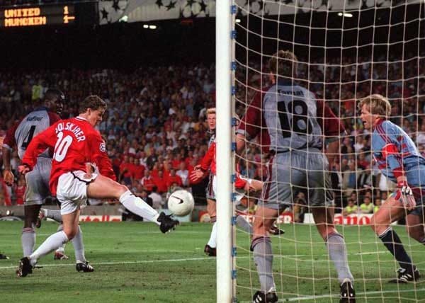 1999: Franz Beckenbauer steigt beim Stand von 1:0 für seinen FC Bayern in den Aufzug nach unten ein. Der Kaiser möchte rechtzeitig zur Krönung am Spielfeldrand angekommen sein. Als der Weg nach unten endet und sich die Tür öffnet, heißt der Sieger Manchester United. In gefühlter Lichtgeschwindigkeit hat sich das Champions-League-Finale in Barcelona gedreht. Sir Alex Ferguson, wechselt mit den Stürmern Teddy Sherigham und Ole Gunnar Solskjaer beim Stand von 0:1 den Last-Minute-Sieg ein.