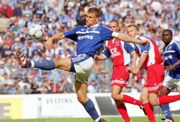 2001: Während Schalke bereits feiert, spielen die Bayern noch: Das Bundesliga-Finale am 19. Mai ist nicht von dieser Welt. Königsblau wähnt sich nach dem 5:3 über Unterhaching nach 43 Jahren am ersehnten Ziel. Minuten später bleibt die Meister-Schale doch an der Isar. Denn der FC Bayern nutzt beim HSV in der Nachspielzeit seine unverhoffte letzte Chance zum 1:1-"Sieg". Patrik Anderssons Treffer verfolgen vor allem auch Tausende Schalker fassunglos auf der Videowand des Parkstadions mit...
