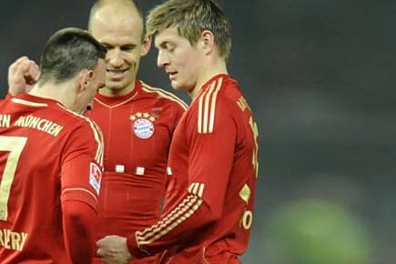 Die 26. Minute in Berlin: 3:0 für die Bayern. Wer darf jetzt den Freistoß schießen? Ribéry (li.) und Kroos spielen Schnick, Schnack, Schnuck. Robben freut sich.
