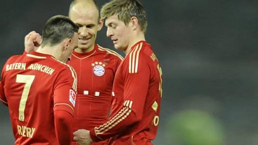 Die 26. Minute in Berlin: 3:0 für die Bayern. Wer darf jetzt den Freistoß schießen? Ribéry (li.) und Kroos spielen Schnick, Schnack, Schnuck. Robben freut sich. Die 26. Minute in Berlin: 3:0 für die Bayern. Wer darf jetzt den Freistoß schießen? Ribéry (li.) und Kroos spielen Schnick, Schnack, Schnuck. Robben freut sich.