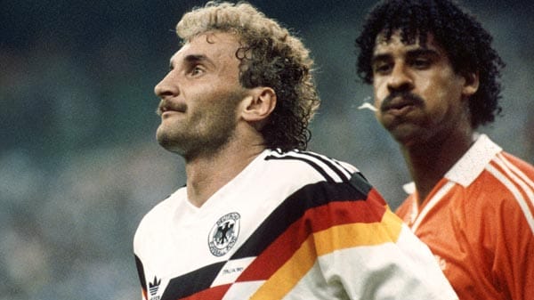 Rudi Völler (li.) muss sich im WM-Achtelfinale 1990 gleich zwei Mal von "Lama" Frank Rijkaard bespucken lassen. Rudi Völler (li.) muss sich im WM-Achtelfinale 1990 gleich zwei Mal von "Lama" Frank Rijkaard bespucken lassen.