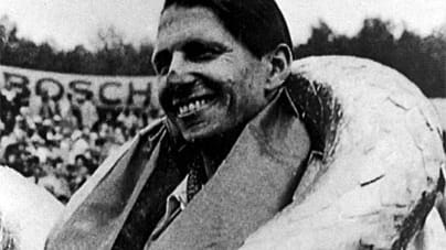 Kurt Adolff, geboren am 5. November 1921 und gestorben am 24. Januar 2012, fährt in der Saison 1953 in der Formel 1 für Ferrari.