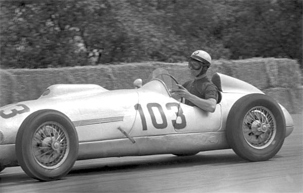 Edgar Barth, geboren am 26. Januar 1917 und gestorben am 20. Mai 1965, bewegt in der Formel 1 1953 einen EMW-BMW, 1957, 1958, 1960 einen Porsche und sitzt 1964 in einem Cooper.