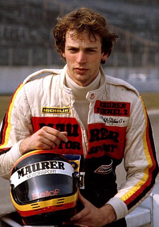 Stefan Bellof, geboren am 20. November 1957 und gestorben am 1. September 1985, deutet 1984 und 1985 in der Formel 1 für Tyrrell an, ein Großer werden zu können. Sein Tod in der Sportwagen-Serie in Spa löst dementsprechende Bestürzung aus.