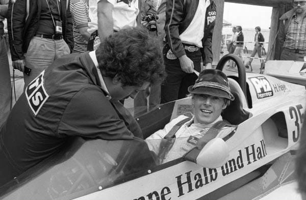 Hans Heyer, geboren am 16. März 1943, sitzt 1977 in der Formel 1 in einem ATS.