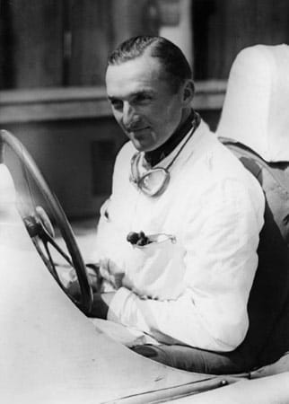 Hermann Lang, geboren am 6. April 1909 und gestorben am 19. Oktober 1987, fährt 1953 einen Maserati in der Formel 1. 1954 wechselt er zu Mercedes.