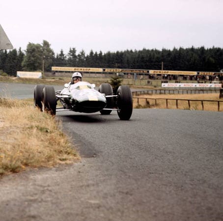 Gerhard Mitter, geboren am 30. August 1935 und gestorben am 1. August 1969, fährt 1963 in der Formel 1 für Porsche, 1964 und 1965 für Lotus und 1967 für Brabham.