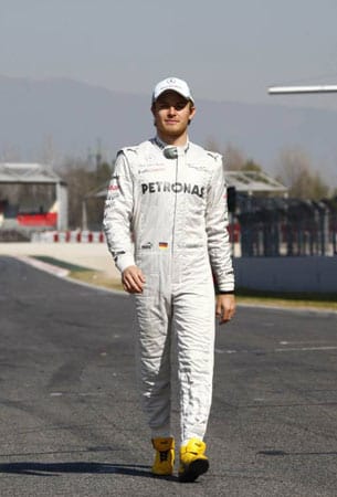 Nico Rosberg, geboren am 27. Juni 1985, fährt zwischen 2006 und 2009 in der Formel 1 für Williams und sitzt seitdem in einem Mercedes. 2012 gewinnt Rosberg in China sein erstes F1-Rennen. Sein Vater Keke wird 1982 Weltmeister, obwohl er nur in einem einzigen Grand Prix der Saison siegt.