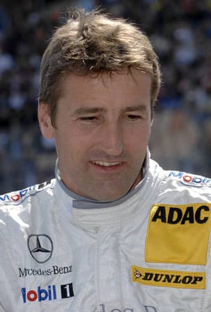 Bernd Schneider, geboren am 20. Juli 1964, versucht sich 1988 und 1989 für Zakspeed in der Formel 1. Als Rennfahrer macht er sich in der Folge aber erst in der DTM einen legendären Namen. Außerdem ist er der Schwager des Managers der Nationalmannschaft, Oliver Bierhoff.