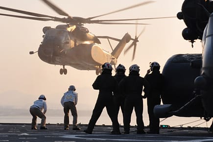 Ein US-Helikopter vom Typ MH-53 Stallion landet auf der USS Tortuga