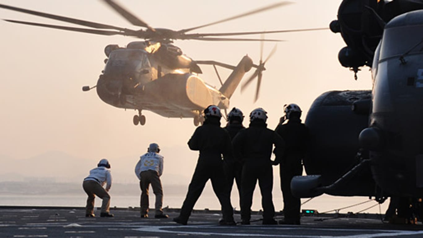 Ein US-Helikopter vom Typ MH-53 Stallion landet auf der USS Tortuga
