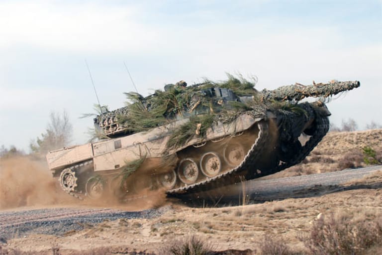 Der Leopard 2 Panzer von Krauss-Maffei im Einsatz. Der Export von 200 Stück dieses Typs nach Saudi-Arabien sorgte 2011 für einige Aufregung. Dabei ist er eines der Haupt-Exportartikel deutscher Militärtechnologie.