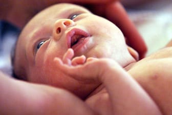 Immer mehr Babys erblicken nach einem Kaiserschnitt das Licht der Welt.