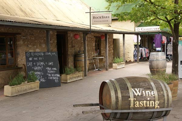 Einige der kleinen Lokale bieten zudem günstige Weinproben an. Fünf australische Dollar für fünf Weine sind bei den hohen Alkoholpreisen in Australien ein echtes Schnäppchen.