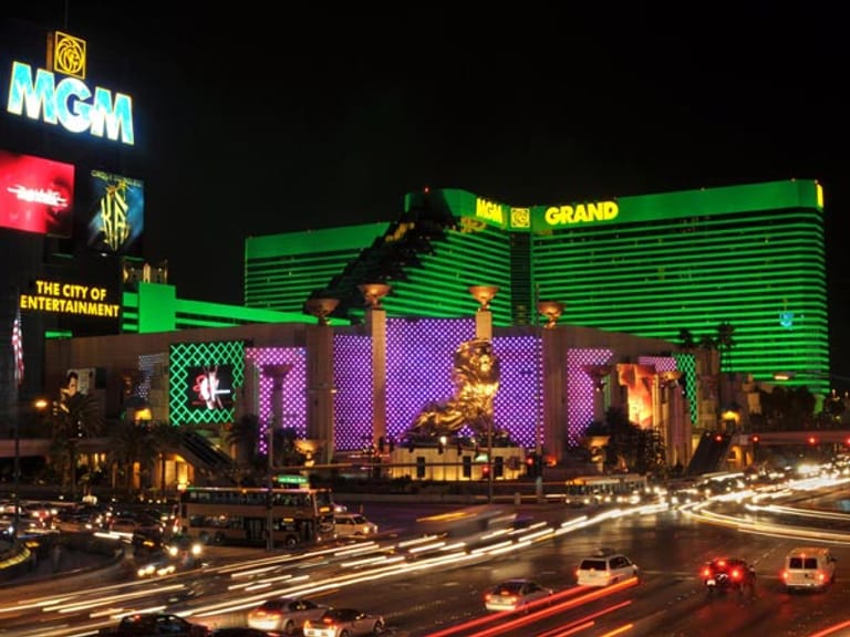 Rund 40 Millionen Besucher kommen pro Jahr nach Las Vegas, ein Großteil von ihnen wird von der Hoffnung auf das große Geld in die berühmteste Glücksspielmetropole der Welt gelockt. Wenigstens einmal muss jeder Las-Vegas-Besucher Zockerluft im Kasino des MGM Grand schnuppern.