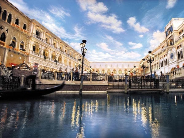 Nicht in Las Vegas, sondern in der chinesischen Metropole Macao steht das größte Spielkasino der Welt. Das "Venetian Resort" ist ein gigantischer Hotel-Kasino-Komplex mit 3000 Zimmern. Auf 550.000 Quadratmetern können Gäste an den 800 Spieltischen und 3400 Spielautomaten das Glück herausfordern.