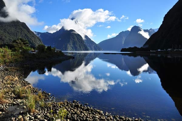 "Wenn man an Fjorde denkt, denkt man meistens an Norwegen oder Chile", schreibt Patricia Schultz, Autorin der Reisebibel "1000 Places to see before you die: Die Lebensliste für den Weltreisenden". Doch der Lieblingsfjord der Bestseller-Autorin ist der Milford Sound, einer von 15 Fjorden in Neuseelands größtem Nationalpark.