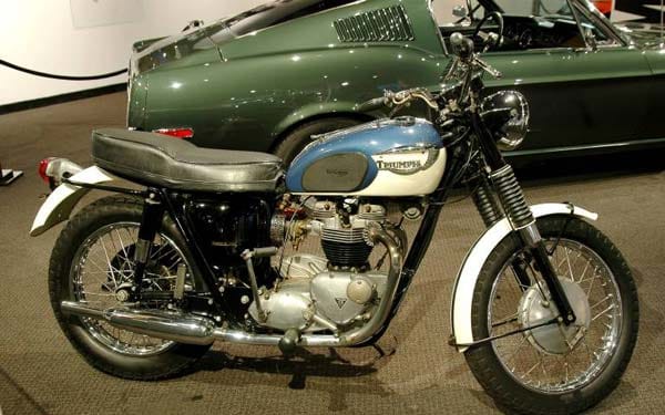 Diese Triumph "Trophy TR6", die der "Bonneville" ähnelt, fuhr Steve McQueen bei verschiedenen Wüstenrennen. Zum Zeitpunkt seines Todes 1980 sollen 138 Motorräder im Besitz des Schauspielers gewesen sein.