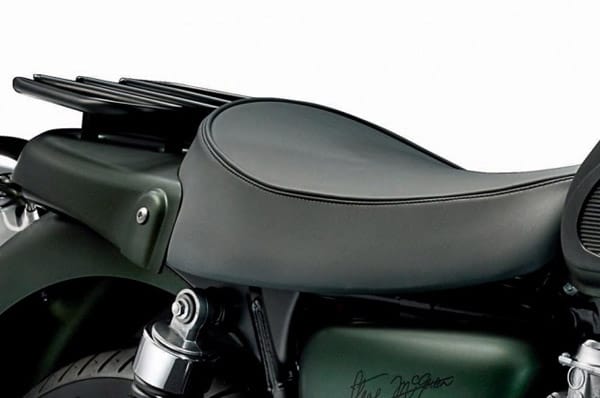 Basierend auf der Triumph Bonneville T100 zeigt die lizenzierte "Steve McQueen TM-Edition" eine Vielzahl modifizierter Bauteile, die sie von einer normalen "Special Edition" unterscheidet. Ein neuer Einzelsitz und eine schwarze Gepäckbrücke wurden speziell für das McQueen-Sondermodell entwickelt.