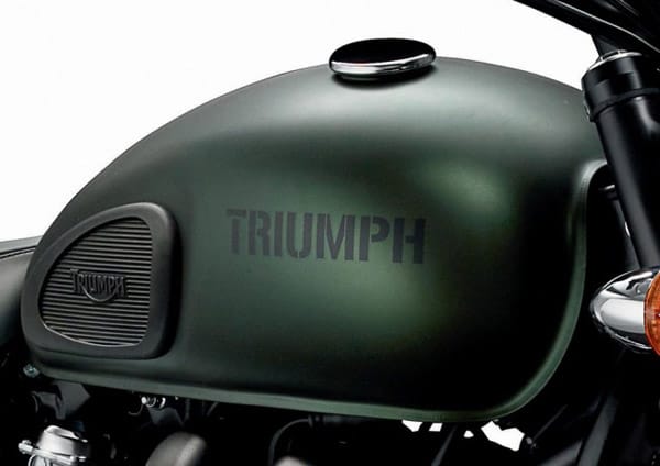 Die Triumph "Steve McQueen TM-Edition" Edition zeichnet sich durch eine Menge schwarzer, im Militärstil gehaltener Komponenten aus.