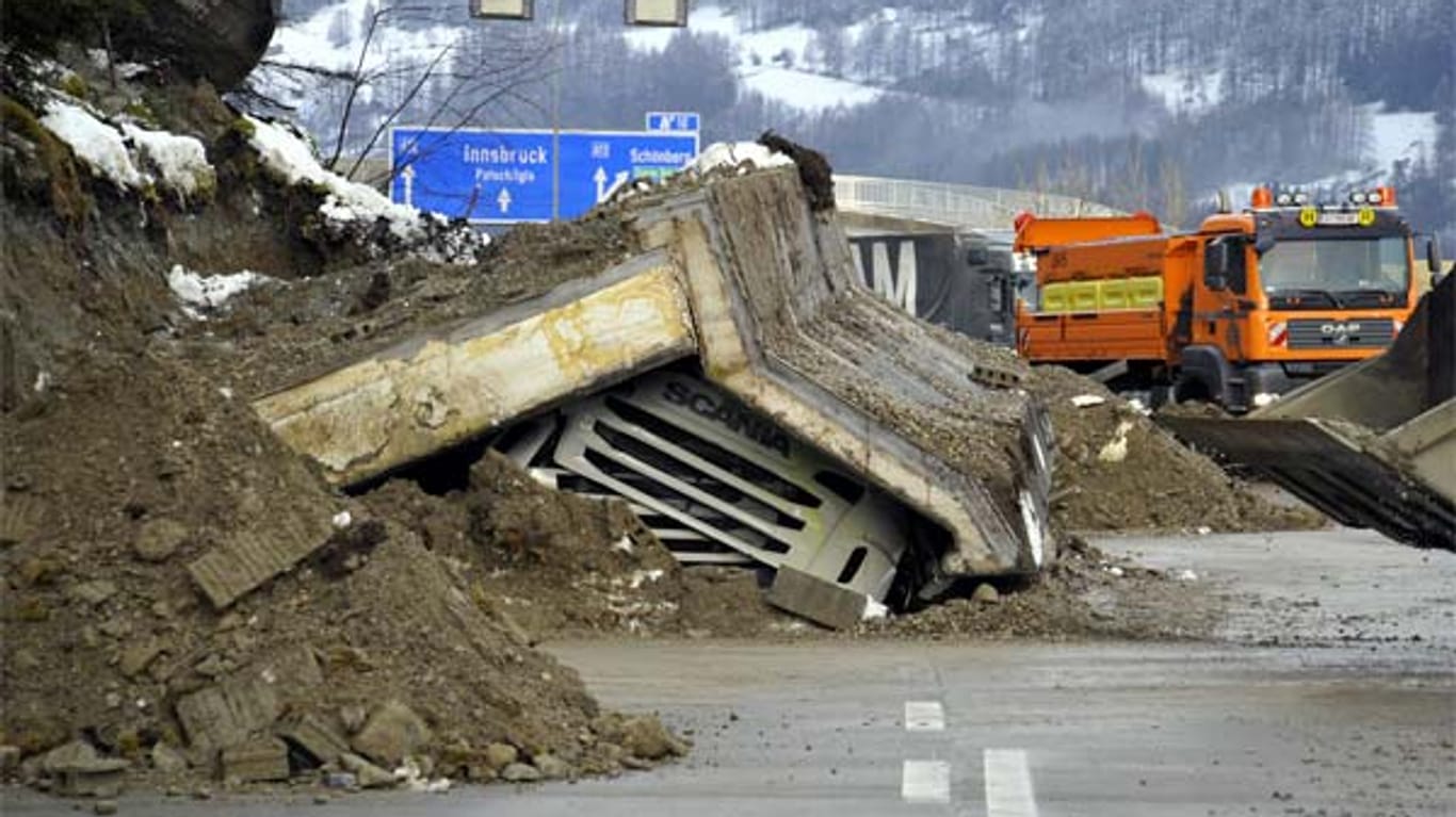 Ein tonnenschwerer Beton-Brocken hat auf der Brennerautobahn einen Lkw unter sich begraben