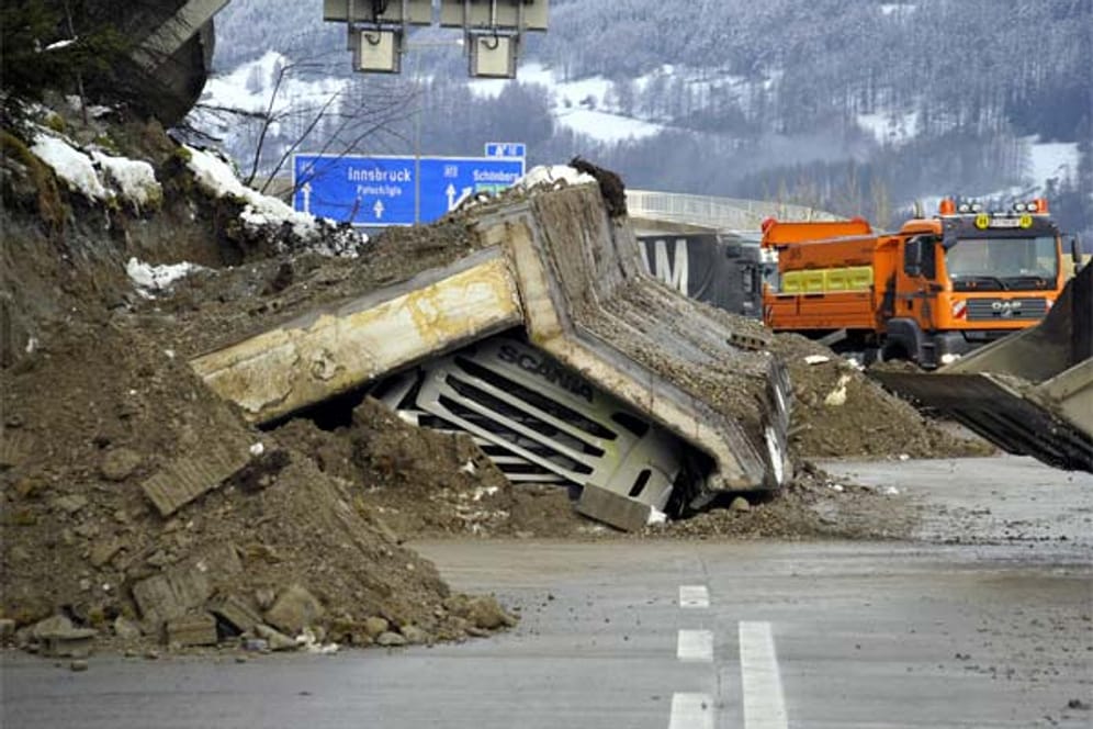 Ein tonnenschwerer Beton-Brocken hat auf der Brennerautobahn einen Lkw unter sich begraben