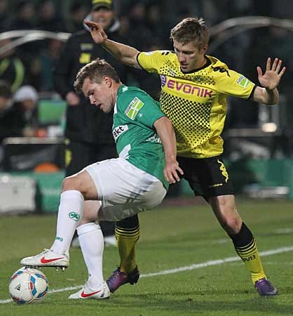 Schmidtgal schirmt den Ball erfolgreich gegen Kuba ab und Fürth die Dortmunder Angriffe: Keine Tore nach neunzig Minuten, es geht in die Verlängerung.