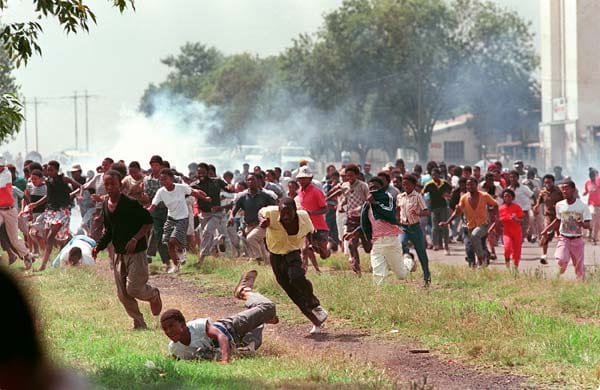Bei einer friedlichen Demonstration von 20.000 Menschen gegen das Apartheid-Regime in Südafrika am 21.März 1960 eskalierte die Lage.