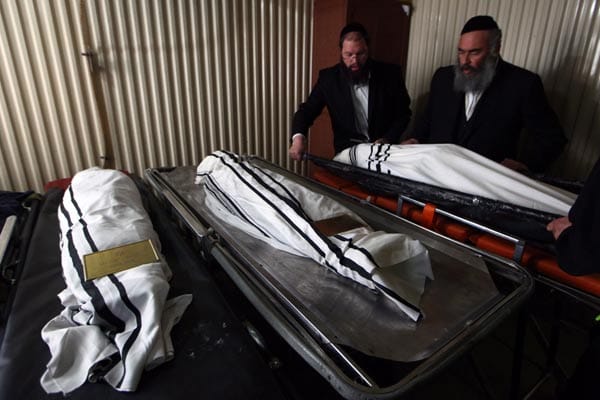 Die vier Opfer des Angriffs vom Montag werden nach Israel überführt, wo die Toten beigesetzt werden.