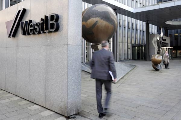 Eingang der Zentrale der Landesbank WestLB in Düsseldorf