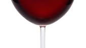 Grundsätzlich gilt: Ein universelles Rotweinglas ist immer voluminöser und weniger schlank als ein Weißweinglas, da Rotwein noch deutlicher im und mit dem Glas arbeitet. Üblicherweise sollten nie mehr als 100, allenfalls 150 ml in das Glas gefüllt werden.