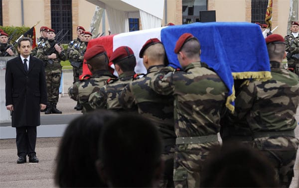 In einer bewegenden Trauerfeier unter Beisein von Staatspräsident Nicolas Sarkozy nimmt das Land Abschied von den drei ermordeten Soldaten.