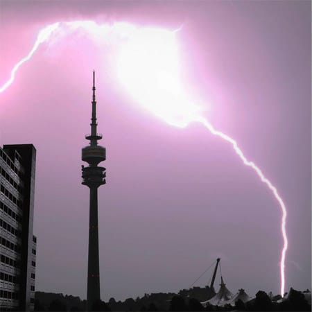 Olympiagelände in München: Ein Blitz entlädt sich. Mit Blitzen schießen zigtausende Ampere Starkstrom zur Erde - Elektrogeräte laufen mit rund zehn Ampere. In Bayern sind neben der Stadt München vor allem Landkreise südlich der Landeshauptstadt gefährdet. Olympiagelände in München: Ein Blitz entlädt sich. Mit Blitzen schießen zigtausende Ampere Starkstrom zur Erde - Elektrogeräte laufen mit rund zehn Ampere. In Bayern sind neben der Stadt München vor allem Landkreise südlich der Landeshauptstadt gefährdet.