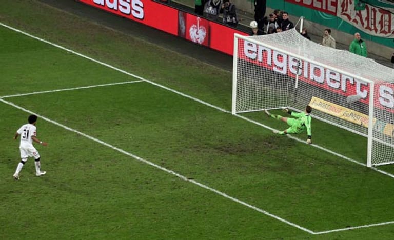 Dante wählt die linke obere Ecke. Doch der Ball segelt über das Tor von Manuel Neuer, der nur noch hinterher schauen kann.