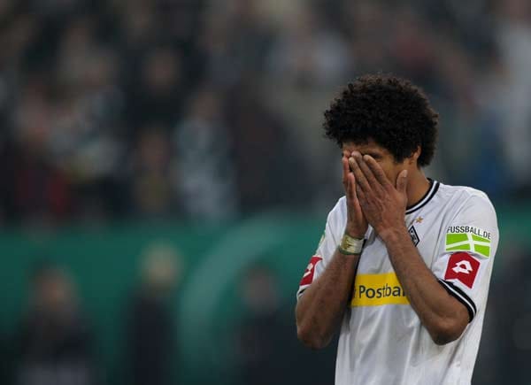 Der Brasilianer, der nach der Saison wohl nach München wechseln wird, vergräbt sein Gesicht in seinen Händen.