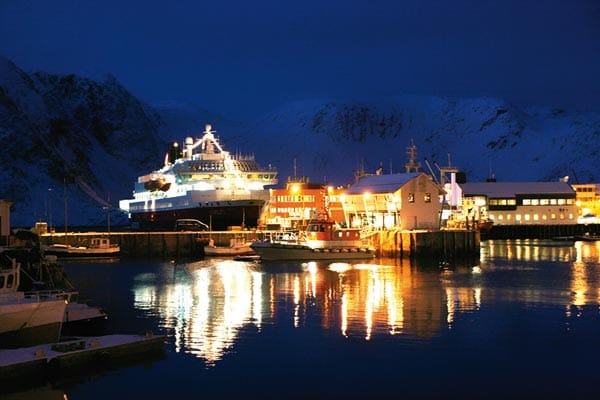 Die "MS Nordlys" im Hafen von Honningsvåg: Kenner nennen die 11-tägige Schiffreise über 2400 Seemeilen und 66 Häfen hin und zurück entlang der norwegischen Küste "die schönste Schiffsreise der Welt".